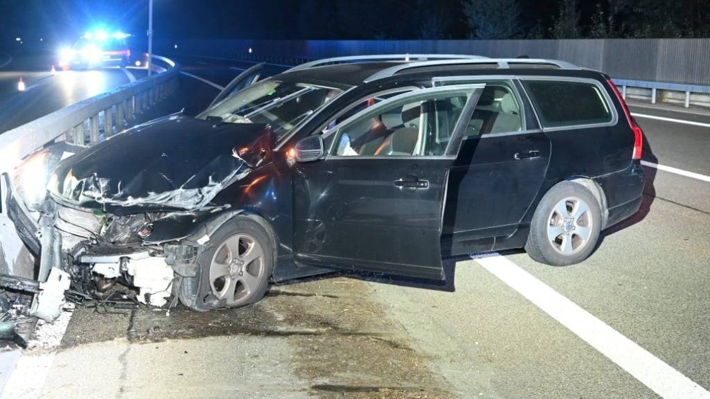 Der Wagen des 69-Jährigen war nach Kollisionen mit der rechten und der linken Autobahnleitplanke total beschädigt.