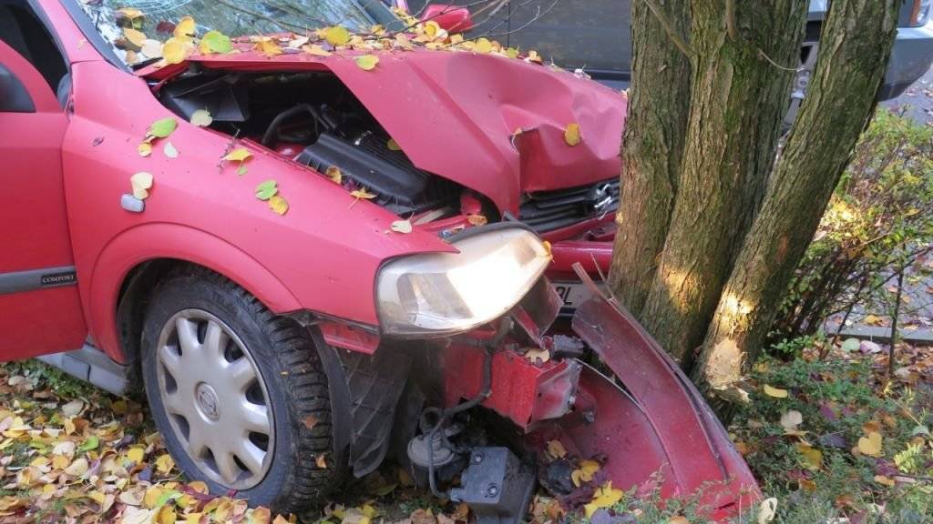 Bei einem Baum endete eine verhängnisvolle Fahrt für den 80-jährigen Fahrer dieses Autos. Das beschädigte Auto wurde abgeschleppt.