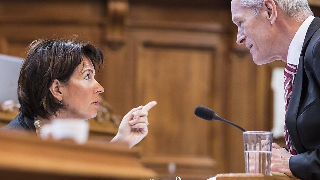 Bundespräsidentin Doris Leuthard im Gespräch mit Ständerat Werner Luginbühl: Der Bundesrat verzichtete darauf, das Gentech-Verbot aufzuheben.