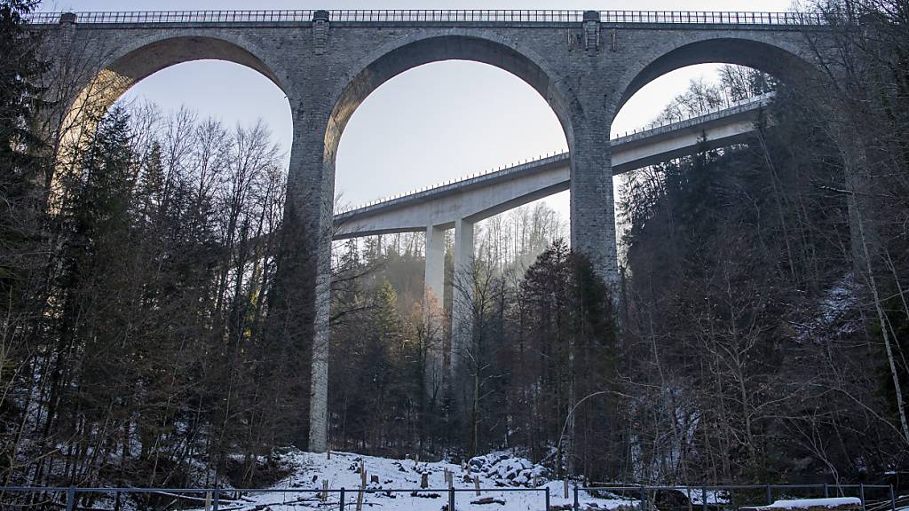 Die alte, bis zu 60 Meter hohe Lorzentobelbrücke. Im Hintergrund ist die neue Lorzentobelbrücke sichtbar. (Archivaufnahme)