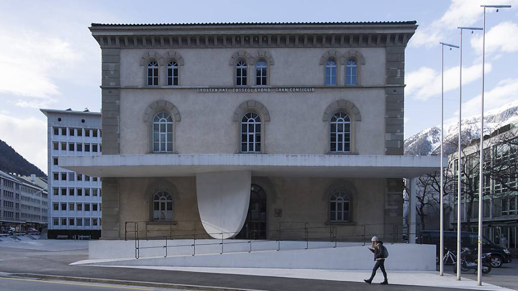 Das Bündner Parlament, der Grosse Rat, hält die nächste Session im Oktober wieder im Grossratsgebäude in Chur ab - allerdings mit Maskenpflicht. (Archivbild)