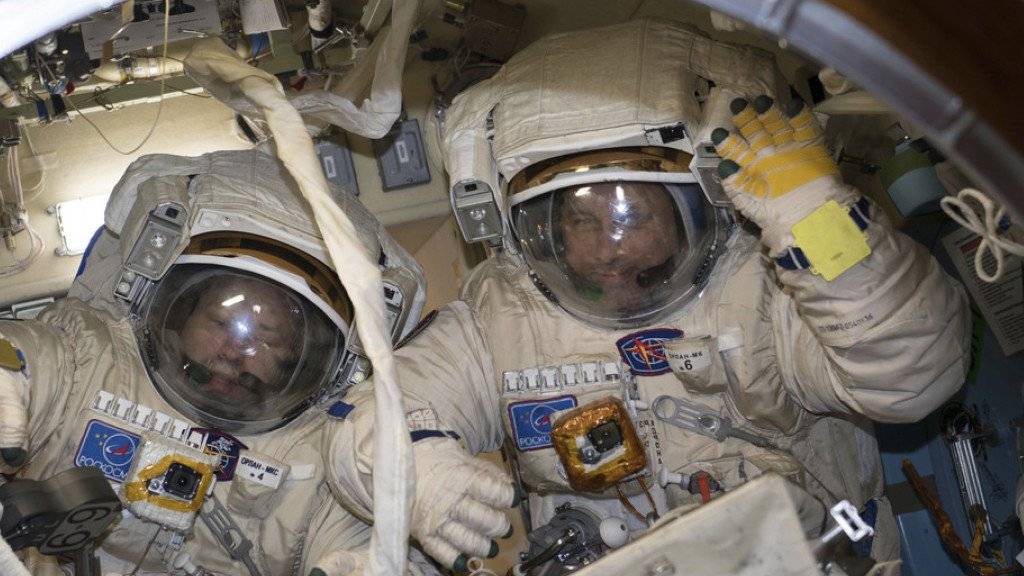 Haben acht Stunden lang Aussenarbeiten an der ISS absolviert: Die russischen Kosmonauten Alexander Missurkin (l.) und Anton Schkaplerow. (Archiv)