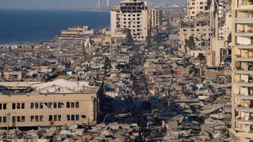 dpatopbilder - Ein behelfsmäßiges Zeltlager für vertriebene Palästinenser erstreckt sich über ein Gebiet in der Nähe des Hafens von Gaza-Stadt, Montag, 1. September 2025. Foto: Jehad Alshrafi/AP/dpa