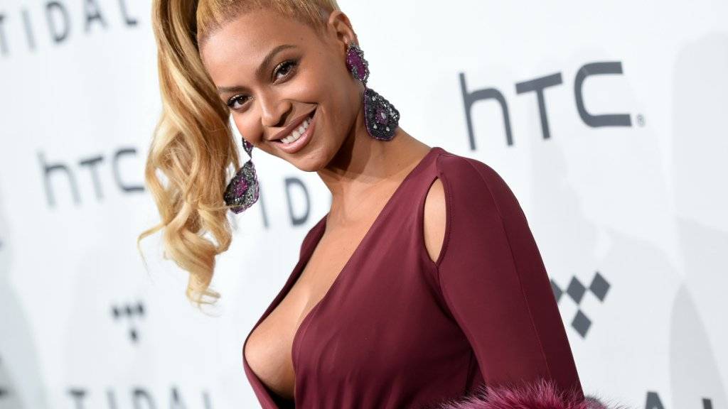 Hoffentlich wird ihre eigene Kollektion alltagstauglicher als dieses Outfit: Beyoncé betätigt sich bald als Modedesignerin. (Archivbild)