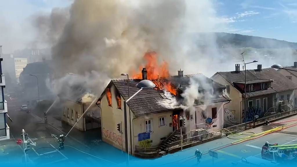 Brand greift auf Häuser über: Meterhohe Flammen im Zentrum von Olten