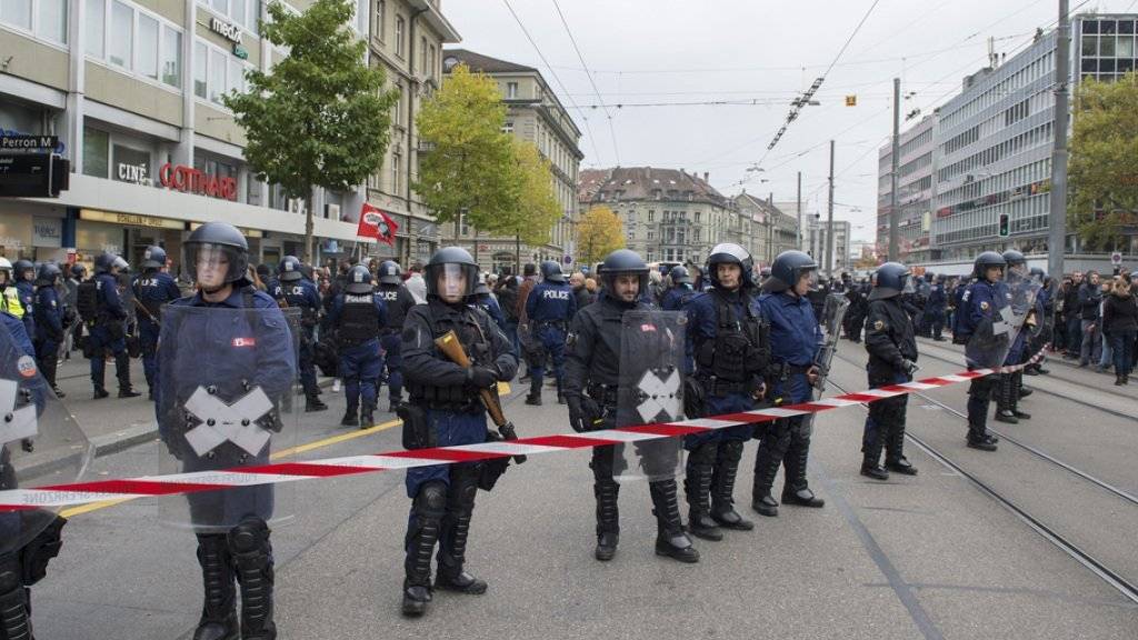 Ein Grossaufgebot von Polizisten geht auf dem Bubenbergplatz in Bern gegen die unbewilligte antifaschistische Demonstration vor.