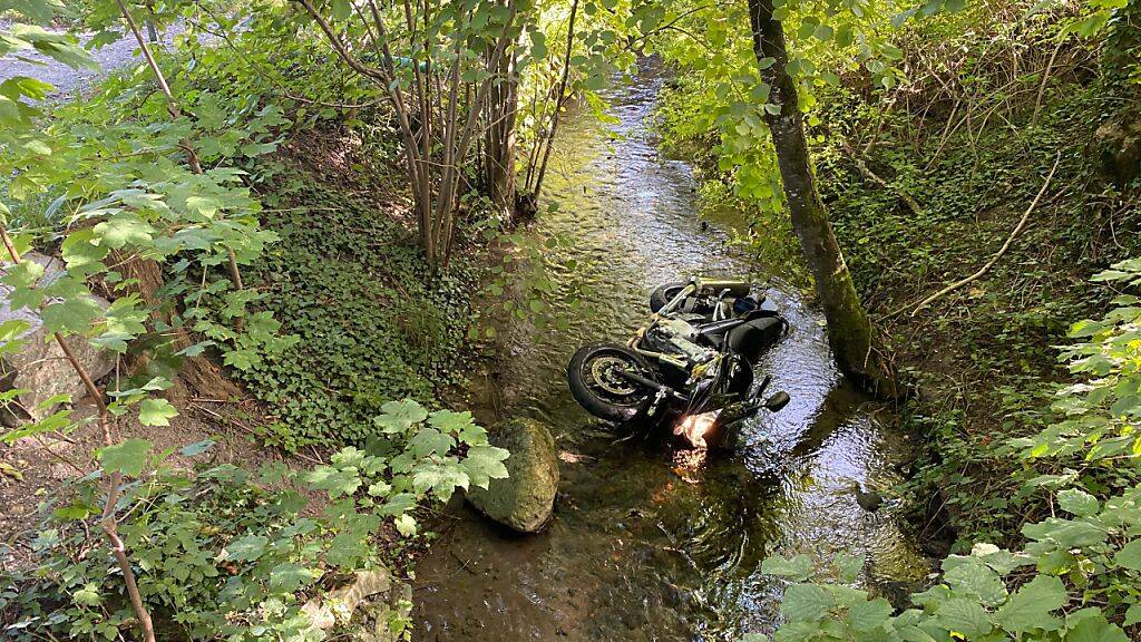Das Motorrad landete nach der Kollision in der Alten Lorze.