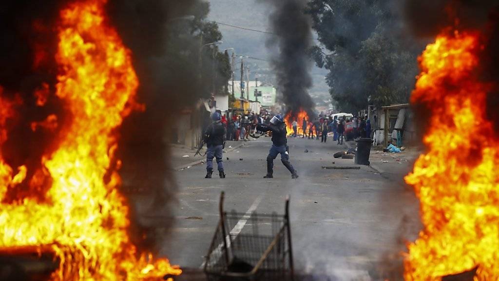 Ein Bild, das im öffentlich-rechtlichen Fernsehen in Südafrika bald der Vergangenheit angehört: Gewaltsame Proteste in Kapstadt im September 2015. (Archivbild)