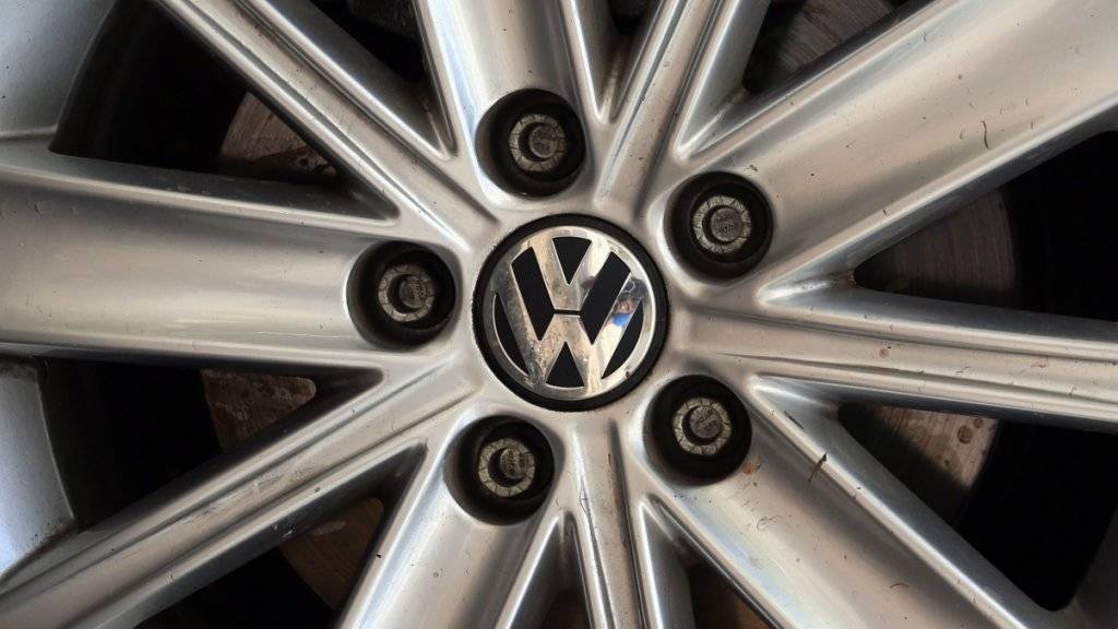 Nach dem Abgas-Skandal bei Volkswagen rollen weltweit nun weniger neue VW-Autos auf den Strassen als im Vorjahr.