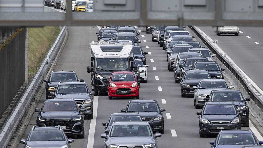 Am Samstagmorgen bildete sich vor dem Nordportal des Gotthardtunnels ein Stau. (Archivbild)