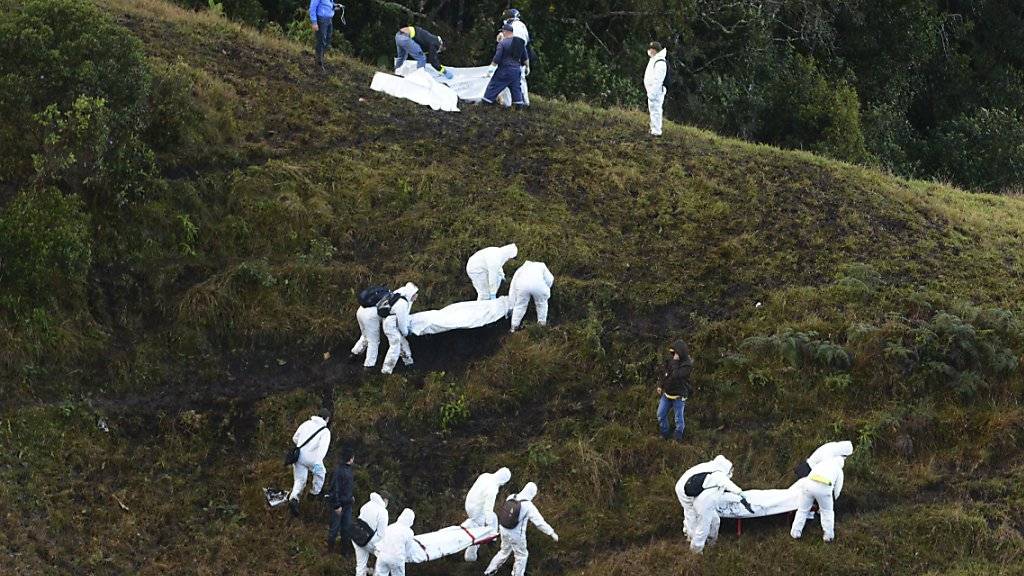Rettungskräfte bergen die Opfer des Flugzeugabsturzes in Kolumbien: Die Tragödie um den Fussballclub Chapecoense hat Filmproduzenten auf den Plan gerufen. (Archivbild)