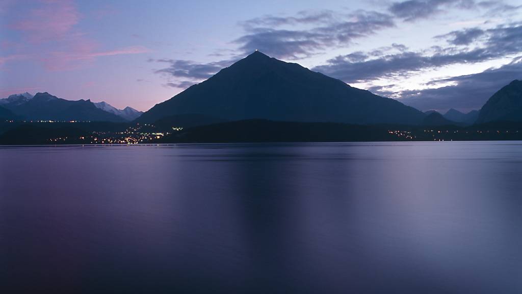 In einer Januarnacht wurde die Leiche einer jungen Baselländerin im Thunersee versenkt. Der mutmassliche Täter wurde am Freitag in Thun verurteilt. (Symbolbild)