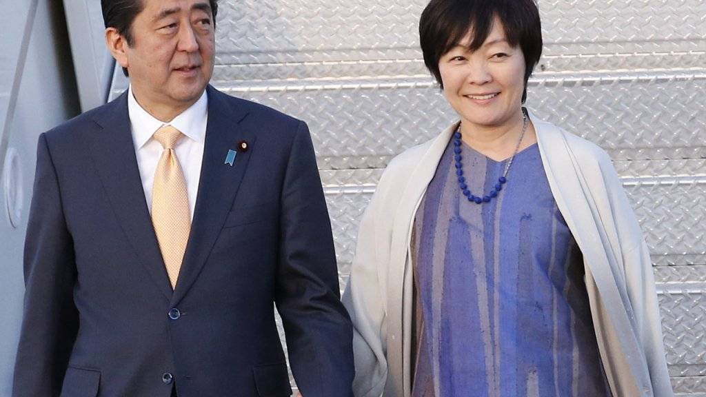 Japans Ministerpräsident Shinzo Abe und seine Frau Akie Abe sind wegen einer umstrittenen Schule in die Schlagzeilen gekommen. (Archivbild)