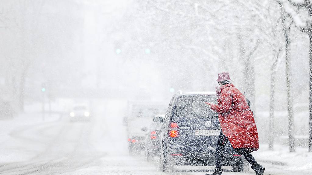 Schlechte Sicht und schwierige Strassenverhältnisse wegen starken Schneefalls haben am Freitag Fussgängerinnen und Autofahrer herausgefordert.