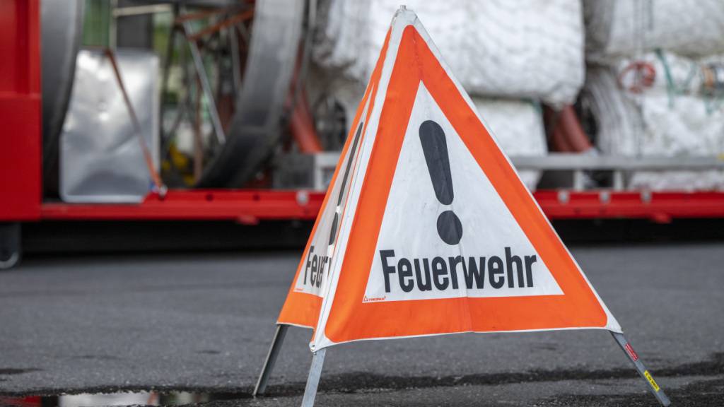 Nach einem Dachstockbrand eines Reiheneinfamilienhauses in Bassersdorf sind mehrere Reiheneinfamilienhäuser unbewohnbar. (Symbolbild)