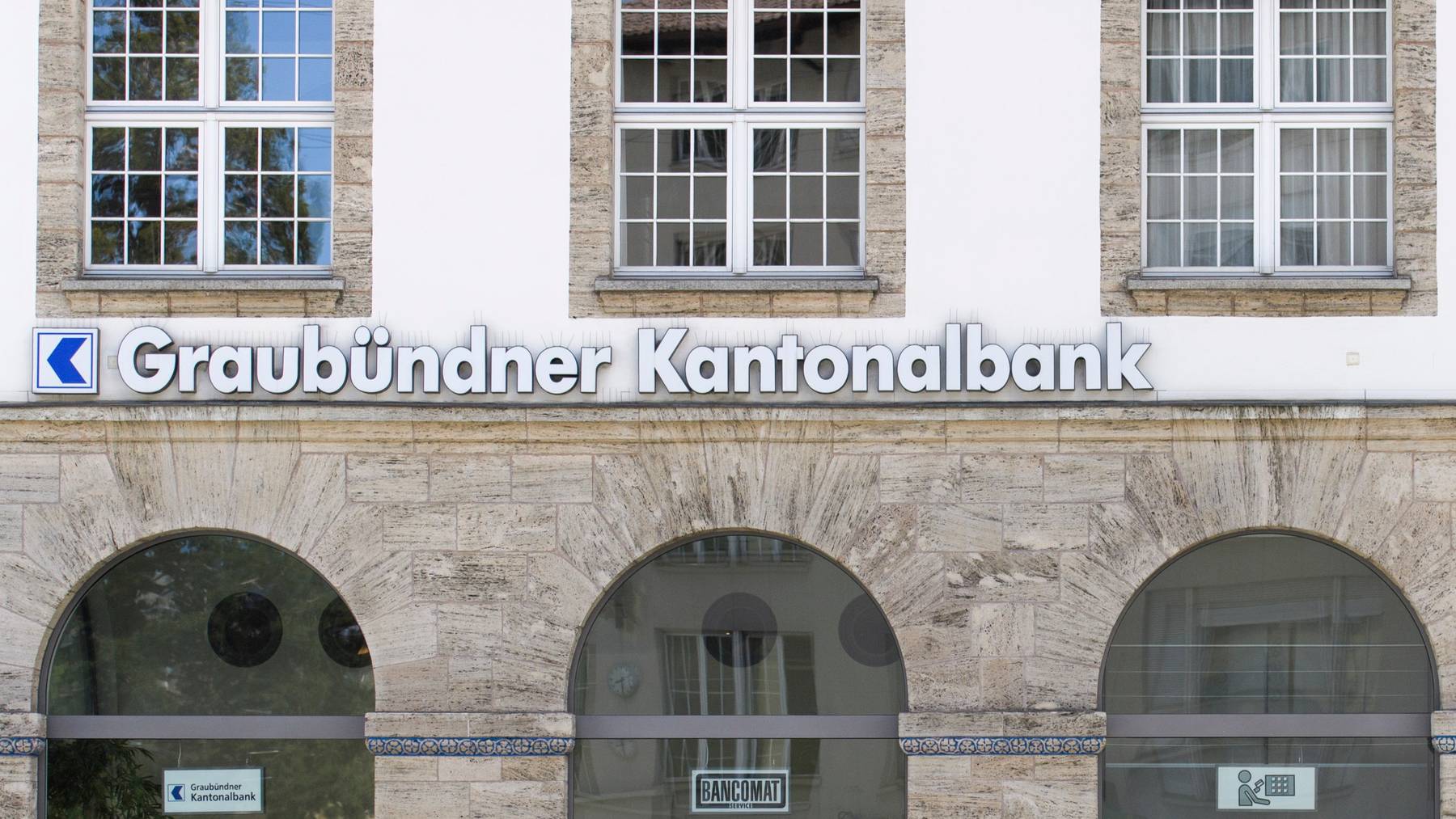 Bei einem Überfall auf eine Filiale der Graubündner Kantonalbank kam es zu zwei Schussabgaben.