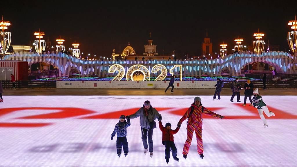 Diese Schlittschuhbahn in Moskau misst ingesamt mehr als 20 000 Quadratmeter. Foto: Alexander Zemlianichenko/AP/dpa