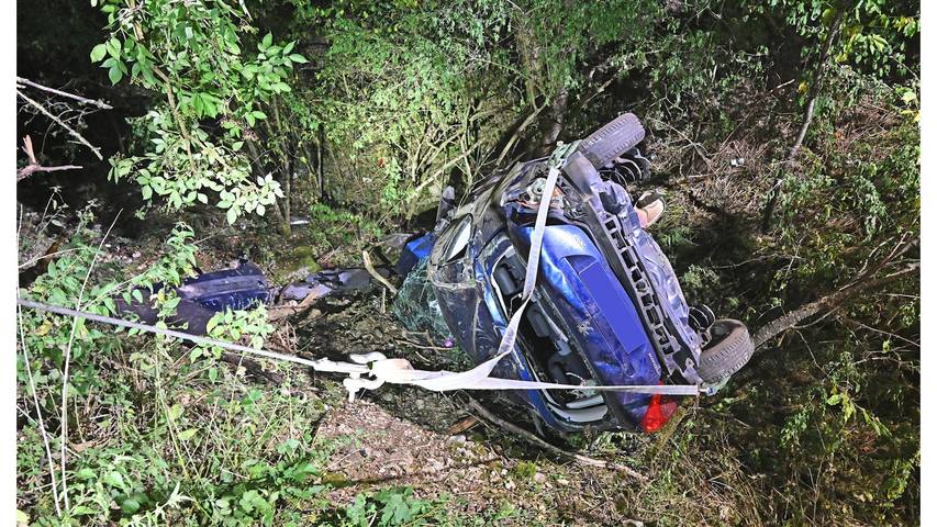 Selbstunfall in Beringen (SH): Auto landet in Graben - eine Verletzte
