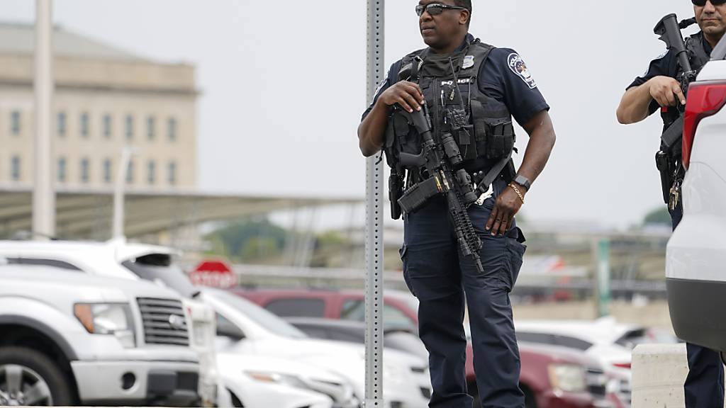 Bewaffnete Polizeibeamte in der Nähe einer U-Bahn-Station unweit des Pentagons. Foto: Andrew Harnik/AP/dpa
