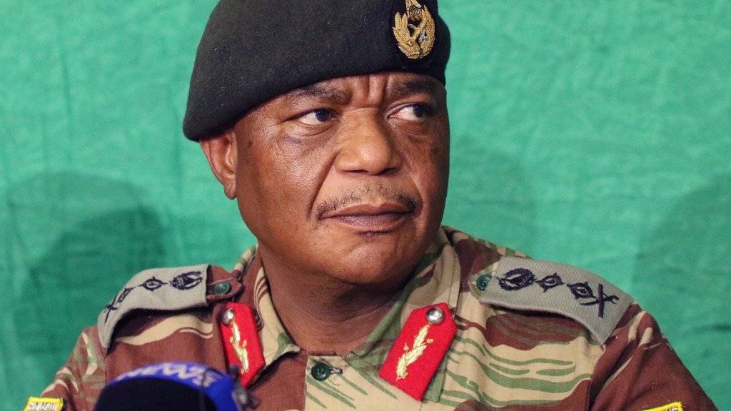 Simbabwes bisheriger Armeechef Constantino Chiwenga wird neuer Vizechef der Regierungspartei Zanu-PF.  In einem zweiten Schritt sollen Chiwenga und Sicherheitsminister Kembo Mohadi dann auch Vizepräsidenten des Landes werden. (Archivbild)