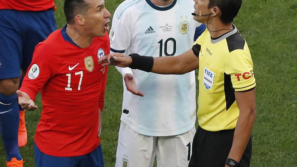 Gary Medel (links) und Lionel Messi sahen in der ersten Halbzeit die Rote Karte
