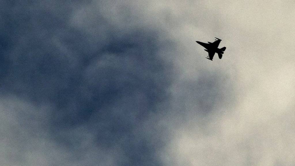 Ein Kampfflugzeug über Syrien - bei einem Luftangriff sind laut einer oppositionsnahen Gruppe 23 Menschen im Nordwesten des Landes ums Leben gekommen. (Archiv)