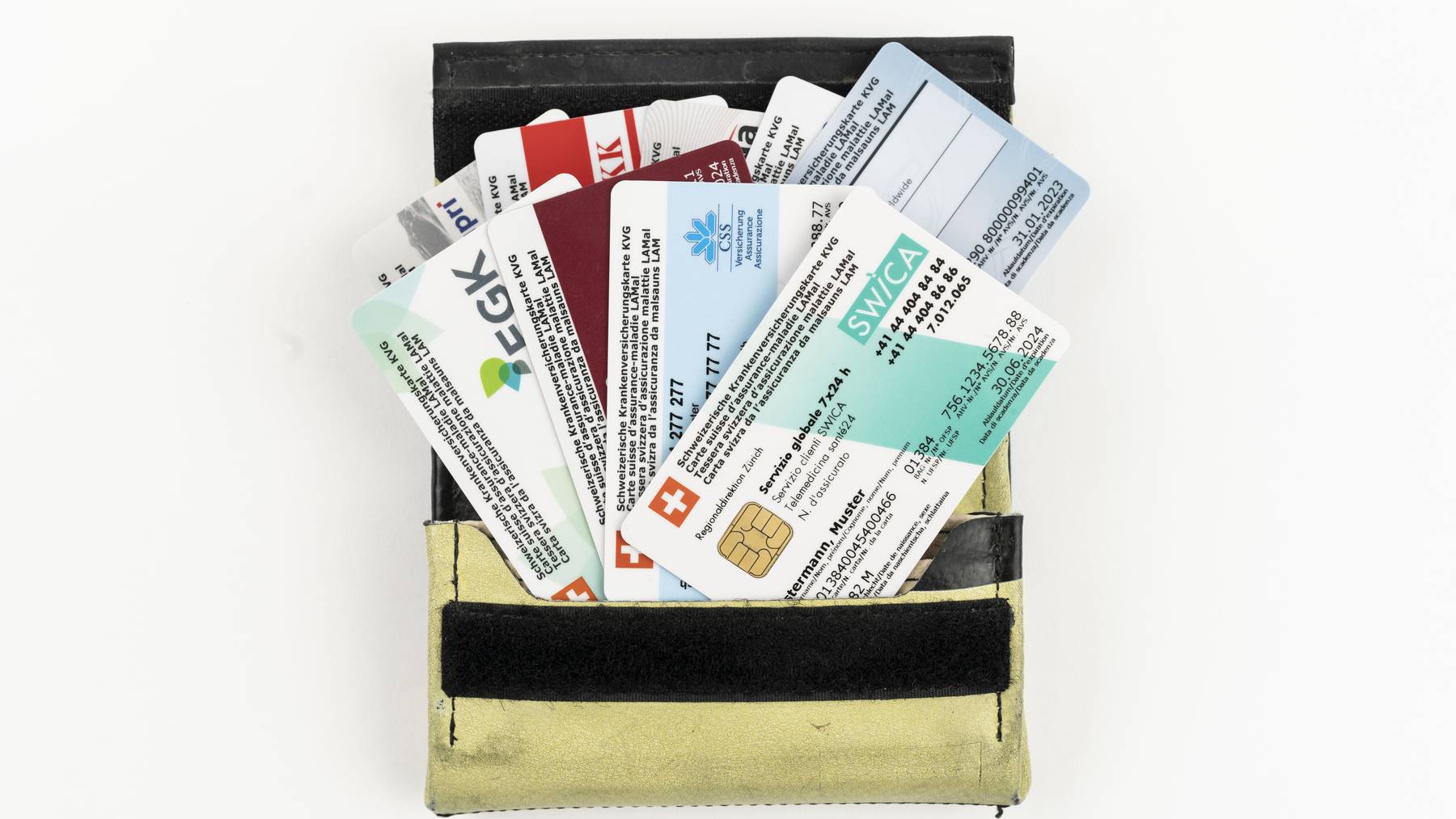 Verschiedene Schweizer Krankenversicherungskarten in einem Portemonnaie, aufgenommen am 9. September 2019 in Zuerich. Krankenkasse
