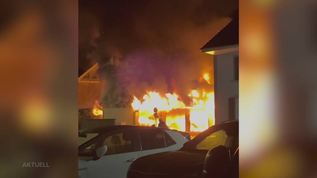 Grosser Schaden: Flammen zerstören gestern in Kappel drei Autos komplett