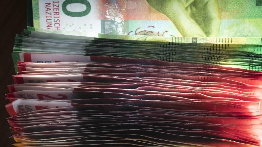 Menschen in der Deutschschweiz können mehr Geld auf die Seite legen als Leute in der Romandie. Auch die finanzielle Zufriedenheit ist in der Westschweiz tiefer, wie eine neue Studie der Bank Cler zeigt. (Symbolbild)