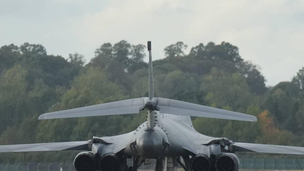 B1-Bomber der US-Luftwaffe ist auf dem Militärstützpunkt RAF Fairford zu sehen. In Großbritannien stehen fünf Männer, die außerhalb des von der US-Luftwaffe genutzten britischen Militärstützpunkts RAF Fairford festgenommen wurden, unter Terrorverdacht. Foto: Alastair Grant/AP/dpa
