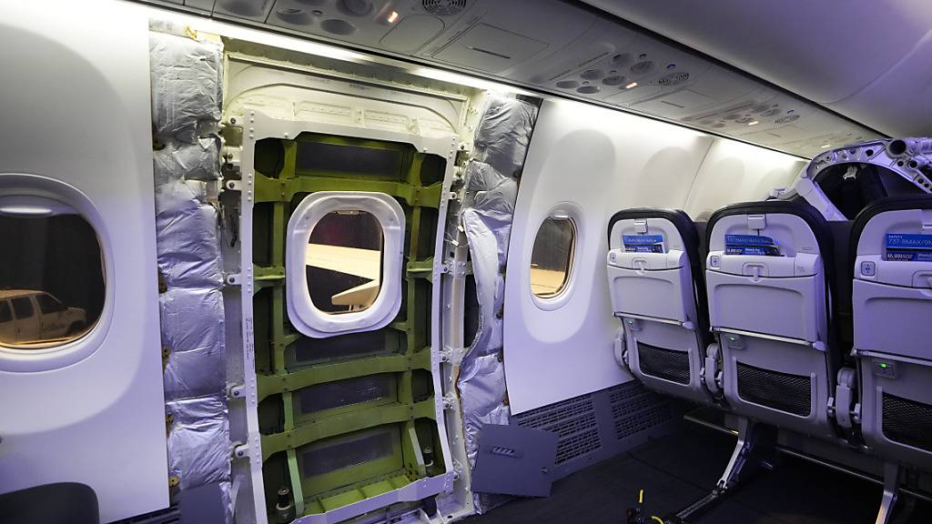 Bei der Maschine der Fluggesellschaft Alaska Airlines war am 5. Januar kurz nach dem Start in Portland im US-Bundesstaat Oregon ein Teil der Kabinenwand herausgeflogen. Daraufhin musste das Flugzeug umkehren und in Portland notlanden. Verletzt wurde bei dem Vorfall zwar niemand. (Archivbild)