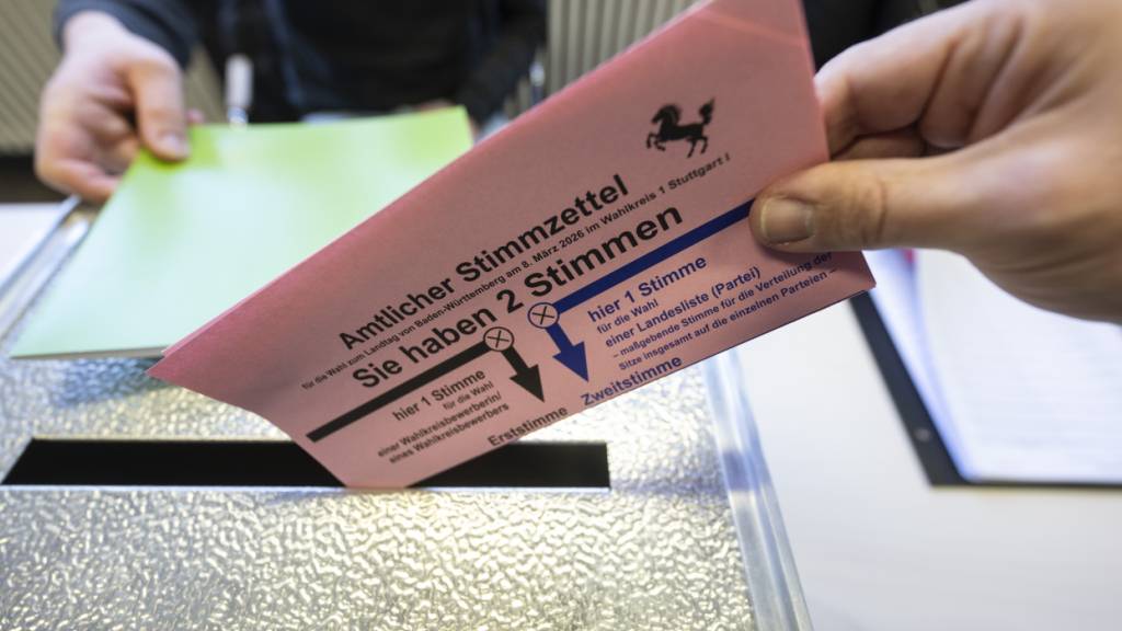 dpatopbilder - Ein Wähler gibt in einem Wahllokal in der Innenstadt seine Stimme ab. Am 08. März findet in Baden-Württemberg die Landtagswahl statt. Foto: Marijan Murat/dpa