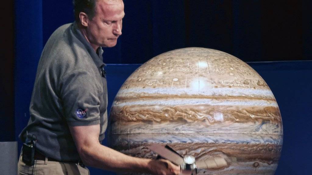 Ein NASA-Forscher demonstriert die Annäherung «Junos» an Jupiter.