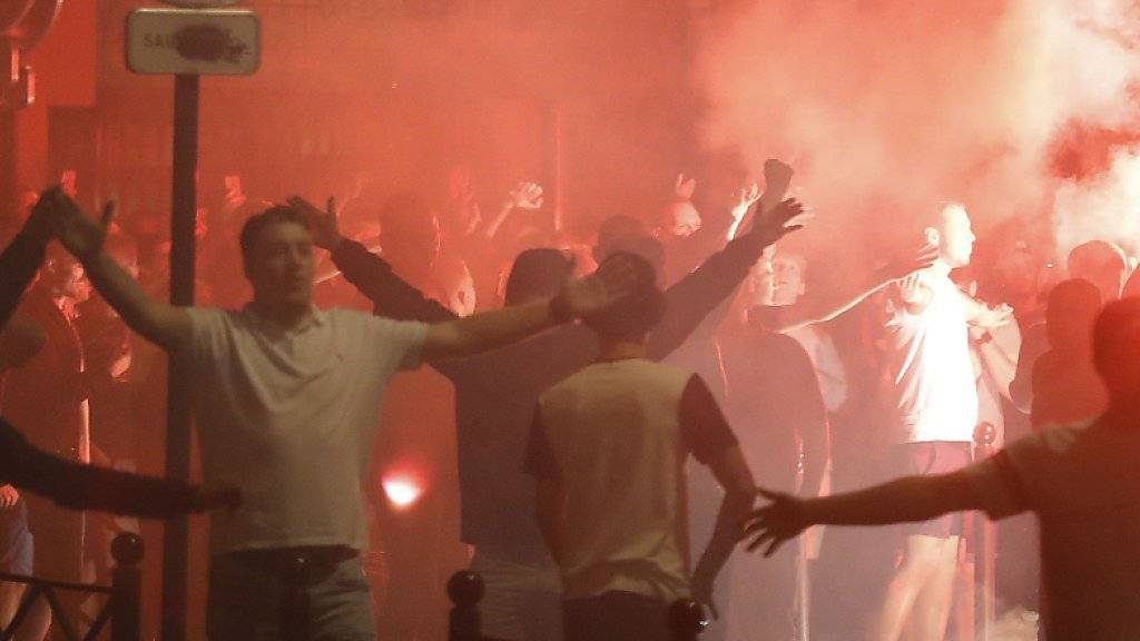 Bis tief in die Nacht kam es in der EM-Stadt Lille zu Zusammenstössen zwischen englischen Fussball-Fans und der französischen Polizei.