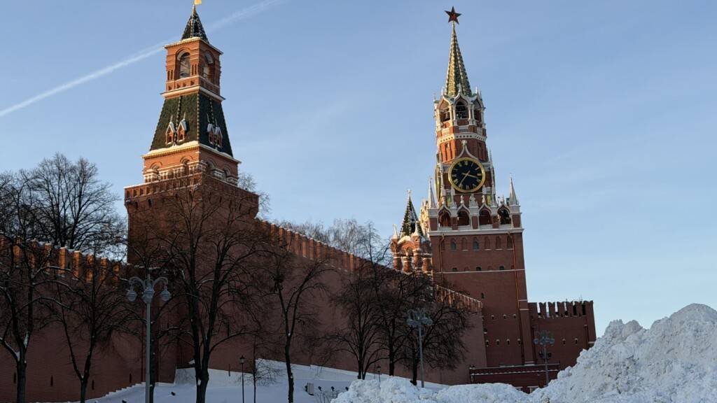 ARCHIV - Der Spasski-Turm des Kreml (r) und die Kremlmauer auf dem Roten Platz erstrahlen in der Nachmittagssonne hinter einem aufgeschütteten Berg von Schnee. Foto: Ulf Mauder/dpa