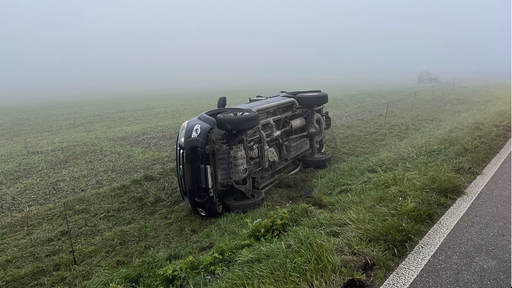 Wiesenbord touchiert – Auto landet in Siblingen auf der Seite