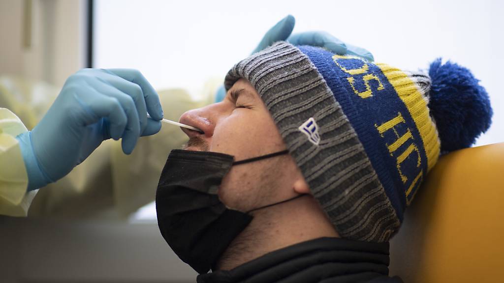 Ein Mann bei einem PCR-Corona-Test im Testzentrum beim Spital in Davos. (Archivbild)