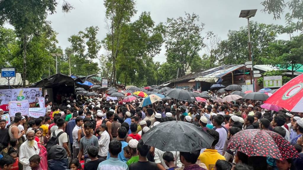 In Bangladesch haben Tausende Rohingya-Flüchtlinge am sechsten Jahrestag ihrer Flucht und Vertreibung aus dem Nachbarland Myanmar für bessere Lebensbedingungen demonstriert. Foto: Nazrul Islam/dpa