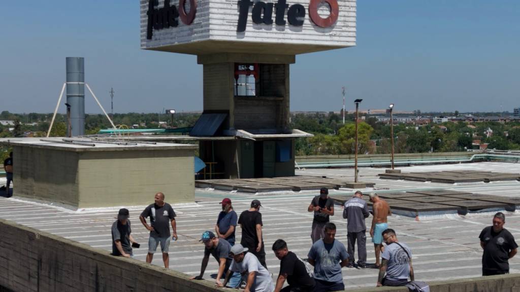 Arbeiter protestieren auf dem Dach, nachdem der argentinische Reifenhersteller Fate die Schließung seines Werks in Buenos Aires angekündigt hat. Foto: Rodrigo Abd/AP/dpa