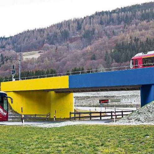 Brücke blau-gelb angemalt