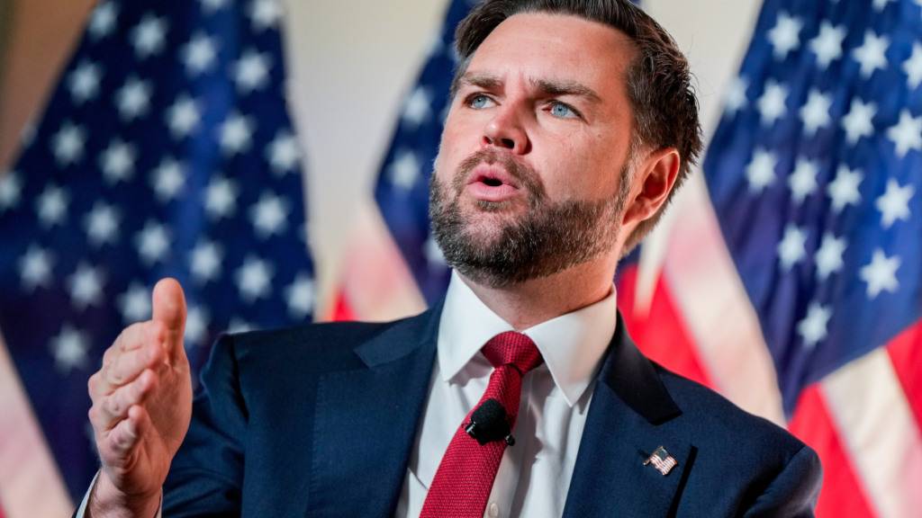 US-Vizepräsident JD Vance spricht mit dem Leiter des Washingtoner Büros von Breitbart News im Andrew W. Mellon Auditorium in Washington. Foto: Julia Demaree Nikhinson/AP/dpa