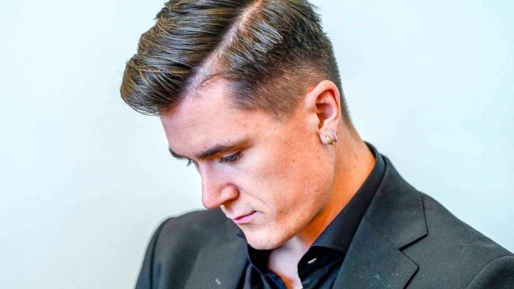 Jakob Ingebrigtsen beim Prozessbeginn gegen seinen Vater Gjert