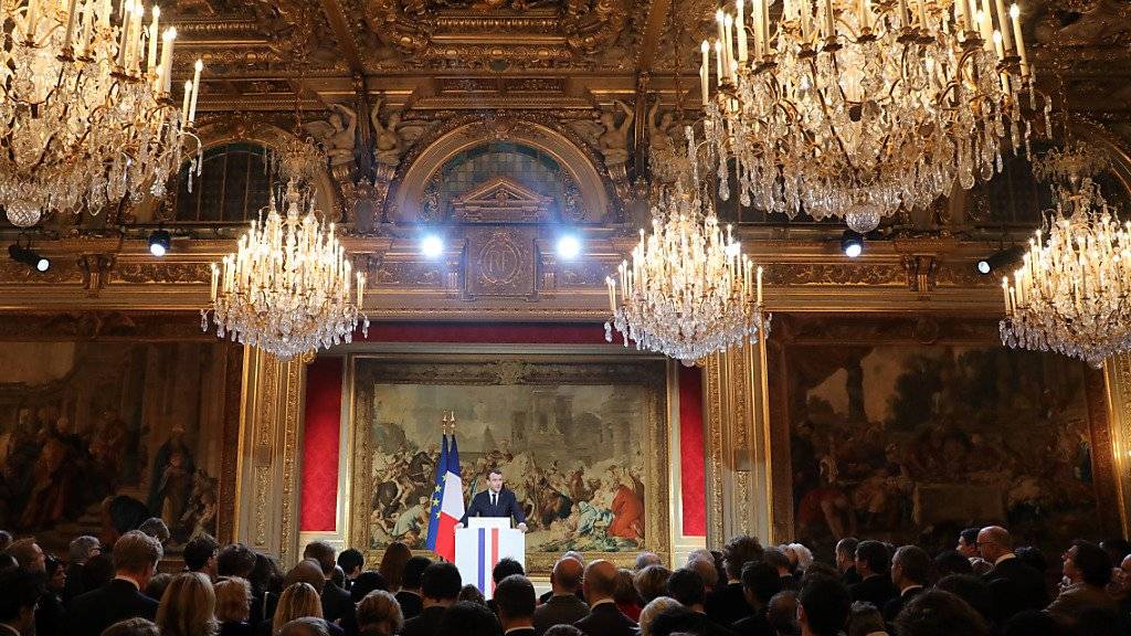 Der französische Präsident Macron will ein Gesetz gegen gezielt gestreute Falschmeldungen («Fake News») in Wahlkampfzeiten. Das kündigte er im Elysée-Palast in seiner Neujahrsrede an die Presse an.
