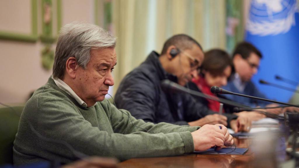 Dieses vom Pressebüro des ukrainischen Präsidenten zur Verfügung gestellte Foto zeigt Antonio Guterres, Generalsekretär der Vereinten Nationen, im Gespräch mit dem ukrainischen Präsidenten Selenskyj.