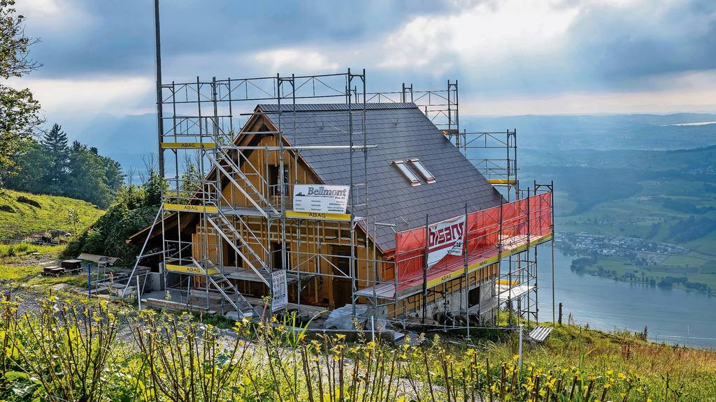 Alpwirtschaft gut gestartet, Neubau der Alphütte auf Kurs