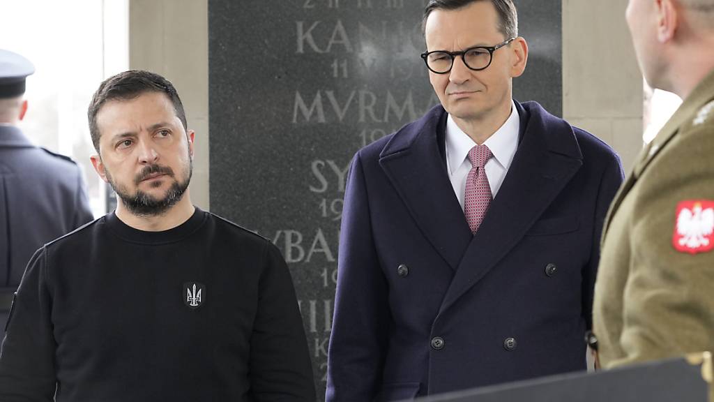 ARCHIV - Wolodymyr Selenskyj (l), Präsident der Ukraine, und Mateusz Morawiecki (M), Ministerpräsident von Polen. Foto: Czarek Sokolowski/AP/dpa