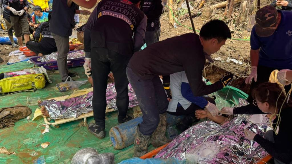 HANDOUT - Dieses von der «Association Of Volunteers For Lao People» via AP zur Verfügung gestellte Foto zeigt Retter, nachdem sie die Dorfbewohner, die in einer Höhle eingeschlossen waren, sicher evakuiert haben. Foto: Uncredited/Association Of Volunteers For Lao People/AP/dpa - ACHTUNG: Nur zur redaktionellen Verwendung bis zum 13.06.2026 und nur mit vollständiger Nennung des vorstehenden Credits.