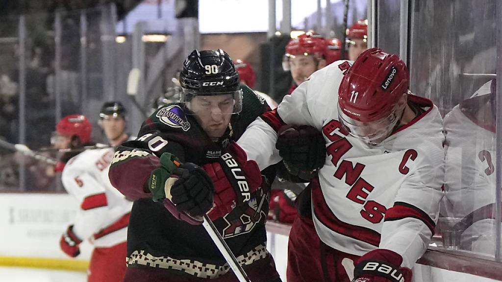 Janis Moser (links) hat Carolinas Captain Jordan Staal im Griff