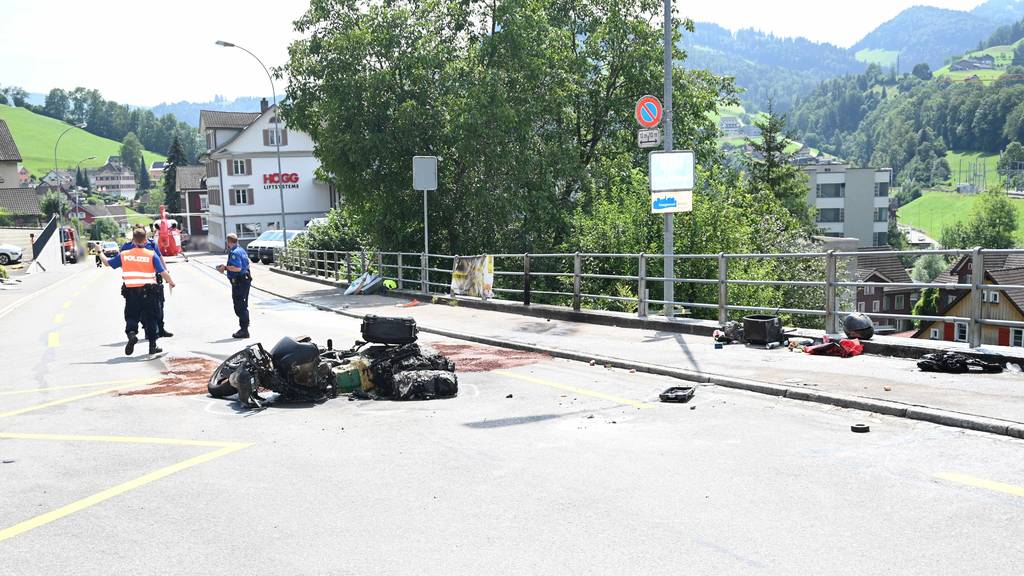 Motorrad fängt bei Unfall Feuer – Fahrer schwer verletzt