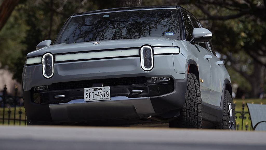 Milliarden will VW in den US-amerikanischen E-Auto-Hersteller Rivian investieren. Rivian ist ein Tesla-Herausforderer, der bisher nicht aus den roten Zahlen herauskam. (im Bild ein Rivian-Sportwagen, Aufnahme vom Februar 2023)